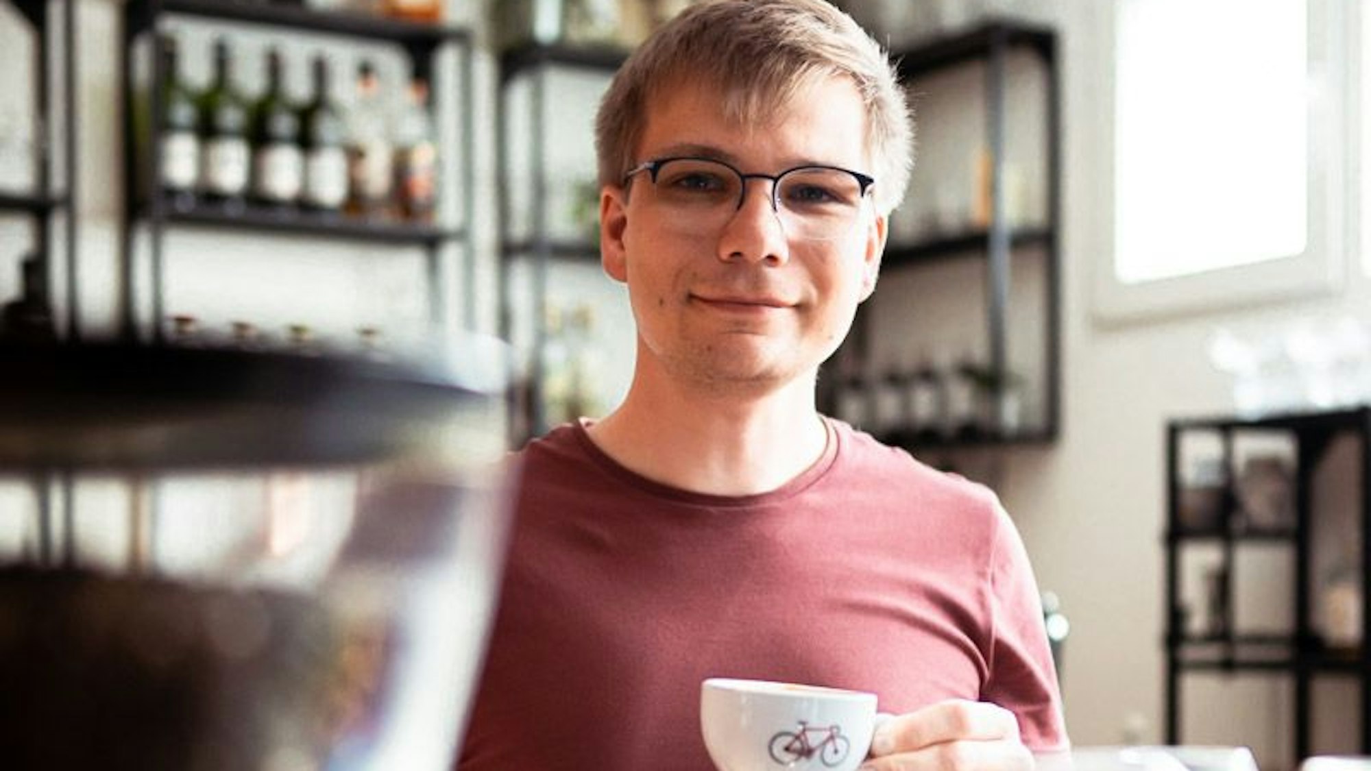Barista Mirko Lingk in seiner Kaffeeklüngel Kaffeemanufaktur