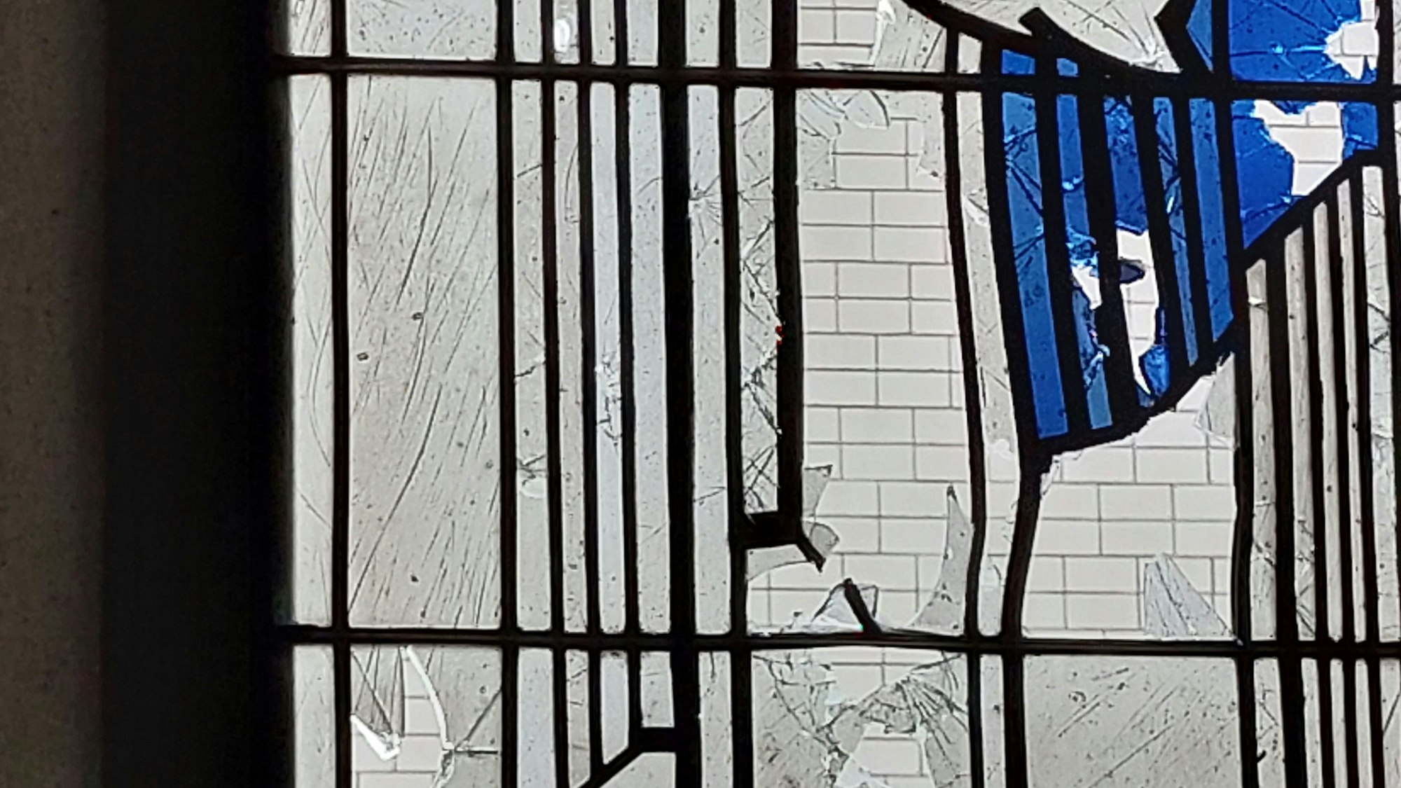 Ein kaputtes Fenster in einer Kirche.