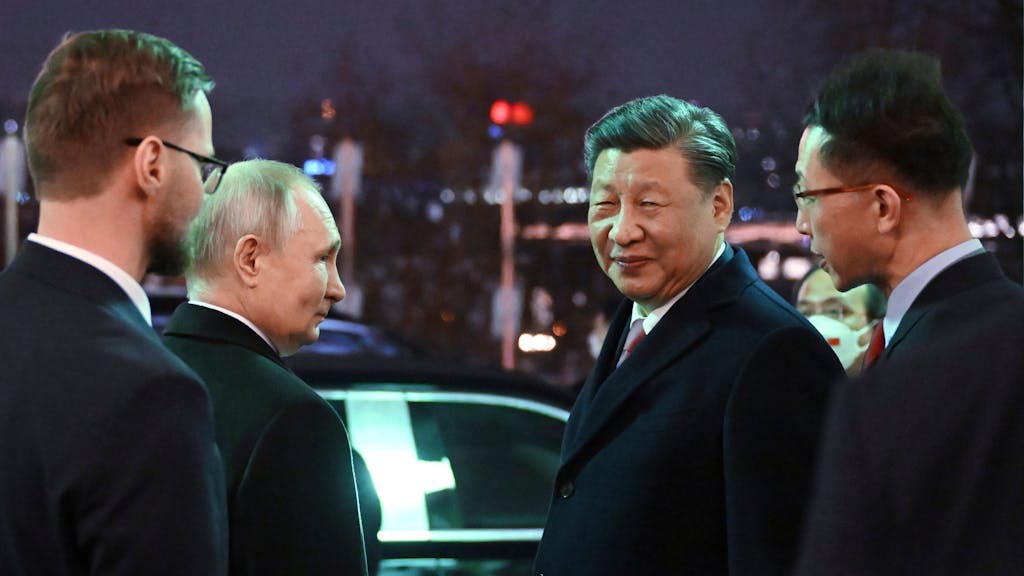 21.03.2023, Russland, Moskau: Der chinesische Präsident Xi Jinping (2.v.r.) und der russische Präsident Wladimir Putin (2.v.l. stehen sich nach einem Treffen im Kreml vor der Abfahrt gegenüber.&nbsp;