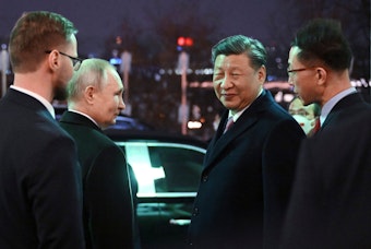 21.03.2023, Russland, Moskau: Der chinesische Präsident Xi Jinping (2.v.r.) und der russische Präsident Wladimir Putin (2.v.l. stehen sich nach einem Treffen im Kreml vor der Abfahrt gegenüber.