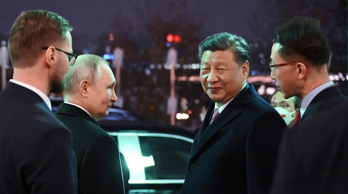 21.03.2023, Russland, Moskau: Der chinesische Präsident Xi Jinping (2.v.r.) und der russische Präsident Wladimir Putin (2.v.l. stehen sich nach einem Treffen im Kreml vor der Abfahrt gegenüber.