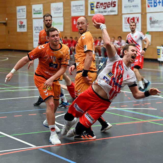 18.11.2022-Handball-Longerich-Bergische Panther

vorne: Dustin Thöne (Longerich)
links: Justus Ueberholz (Panther)

Foto: Uli Herhaus