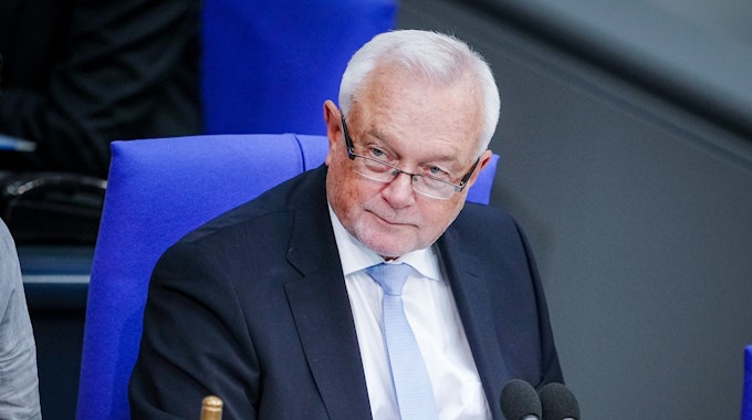 Wolfgang Kubicki, stellvertretender FDP-Parteivorsitzender und Bundesratsvizepräsident, bei einer Sitzung des Bundestags Ende Mai 2022: Kubicki hat sich für einen Putin-Vergleich entschuldigt.
