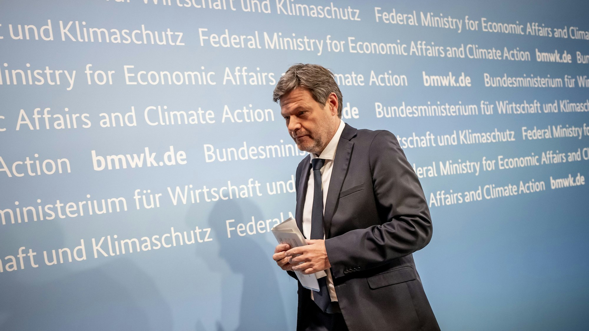 Robert Habeck (Bündnis 90/Die Grünen), Bundesminister für Wirtschaft und Klimaschutz, nimmt an einem Pressestatement zu den Ergebnissen des „Windkraft-Gipfels“ zur Beschleunigung des Ausbaus der Windenergie teil.