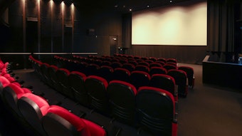 Kinosaal mit roten Sesseln