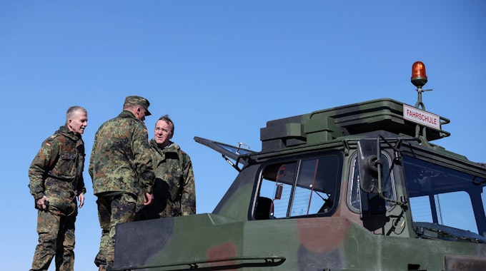 Verteidigungsminister Boris Pistorius (.) auf einem Leopard 2 -Panzer in Mahlwinkel bei Magdeburg
