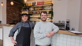 Der neue Küchenchef Marius Tong (links) und Benedikt Lammers an der Theke im neuen Restaurant Trapas.