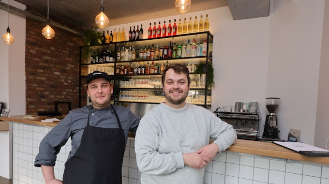 Der neue Küchenchef Marius Tong (links) und Benedikt Lammers an der Theke im neuen Restaurant Trapas.