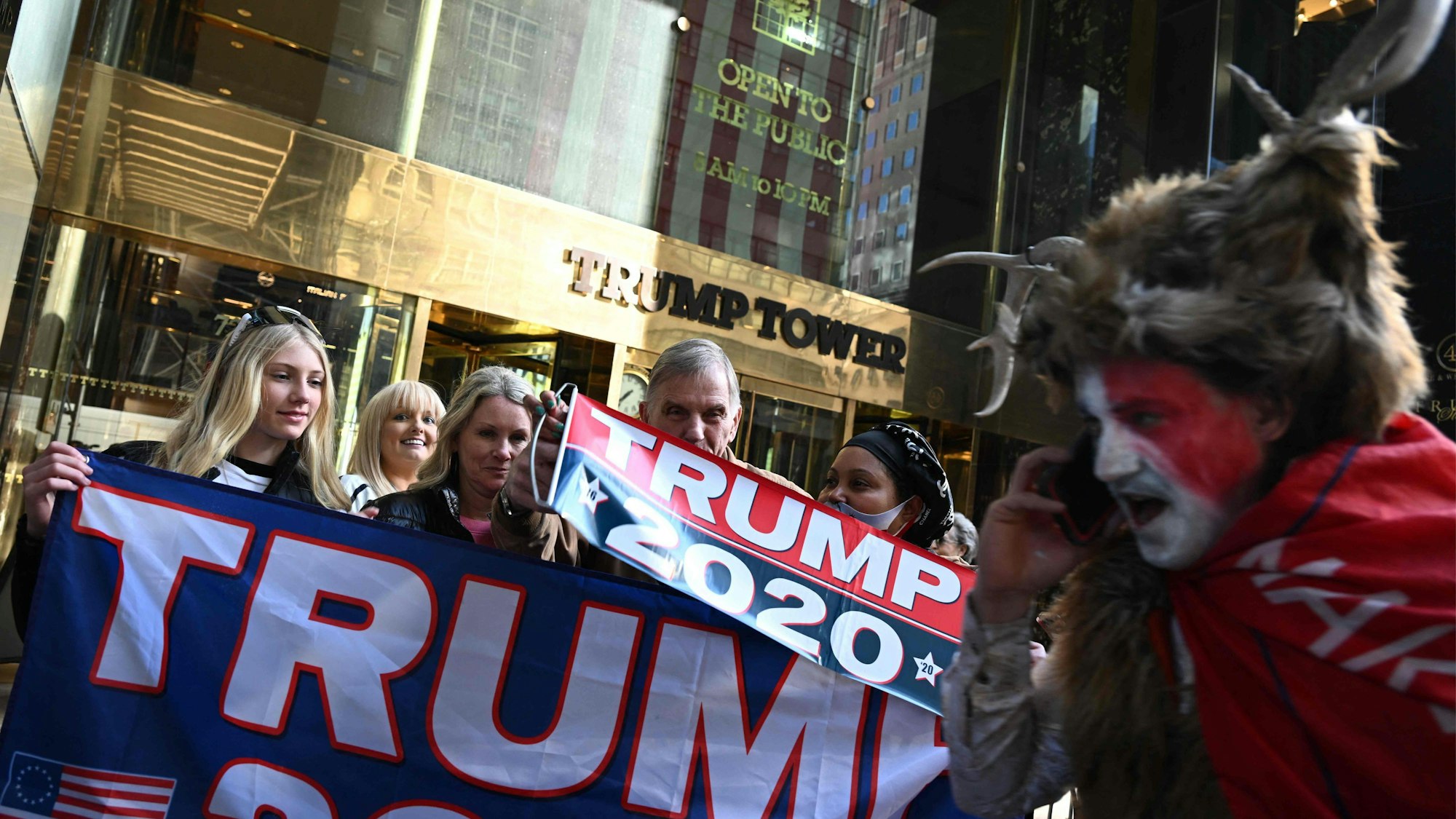 Trump-Anhängerinnen und -Anhänger versammeln sich vor dem Trump Tower in New York City.