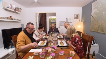 (v.l.n.r.): Klaus, Fanny, Gastgeber Chris, Gero und Anett sitzen an Tag 3 von Das perfekte Dinner in Potsdam (TV-Ausstrahlung: 22. März 2023) in Chris Esszimmer. 
