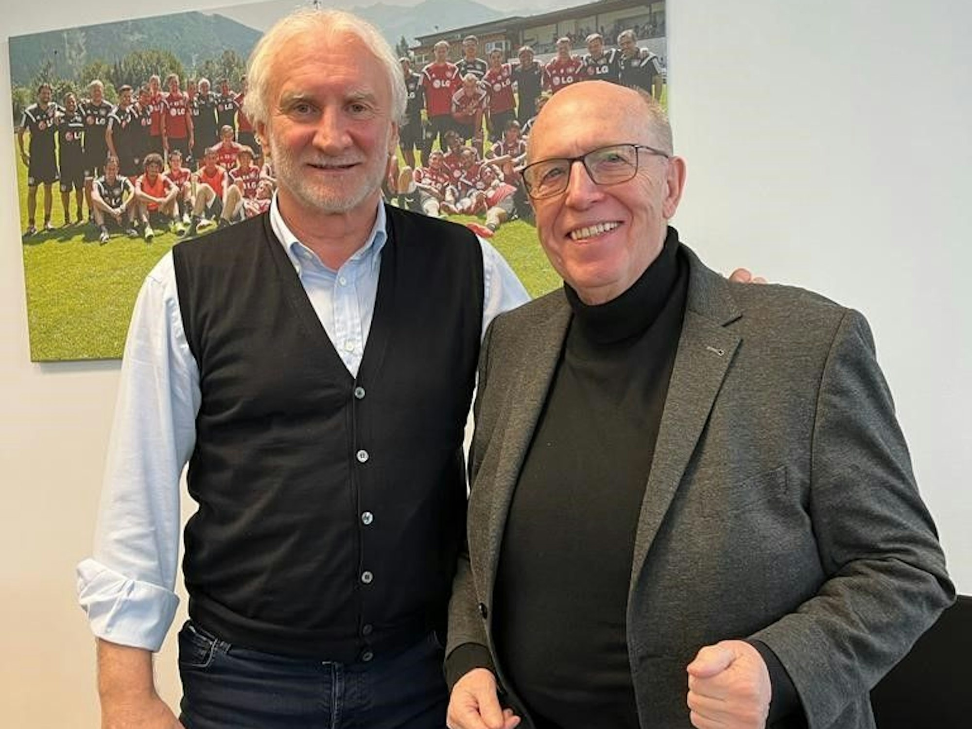 Rudi Völler und Reiner Calmund stehen nach dem Interview zusammen.