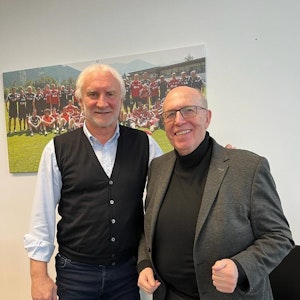 Rudi Völler und Reiner Calmund stehen nach dem Interview zusammen.