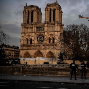 Die Polizisten patrouillieren auf den Straßen in der Nähe der Kathedrale Notre-Dame de Paris.