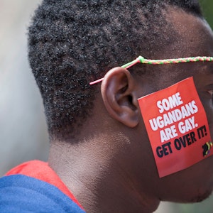 Uganda, Entebbe: Ein ugandischer Mann trägt einen Aufkleber mit der Aufschrift "Some Ugandans Are Gay. Get Over It" („Einige Ugander sind schwul. Finde dich damit ab“) während der LGBT-Pride-Feierlichkeiten auf seiner Wange. Symbolfoto vom 08.08.2014.