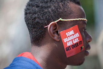 Uganda, Entebbe: Ein ugandischer Mann trägt einen Aufkleber mit der Aufschrift "Some Ugandans Are Gay. Get Over It" („Einige Ugander sind schwul. Finde dich damit ab“) während der  LGBT-Pride-Feierlichkeiten auf seiner Wange. Symbolfoto vom 08.08.2014.
