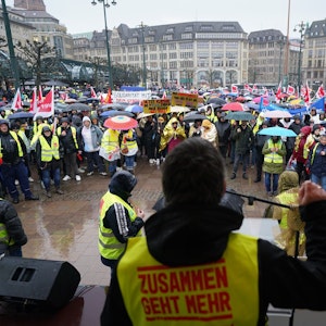 Streikende stehen a, 23. März während einer Kundgebung der Gewerkschaft Verdi auf dem Rathausmarkt in Hamburg.
