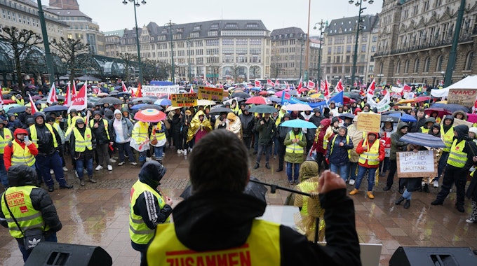 Streikende stehen a, 23. März während einer Kundgebung der Gewerkschaft Verdi auf dem Rathausmarkt in Hamburg.