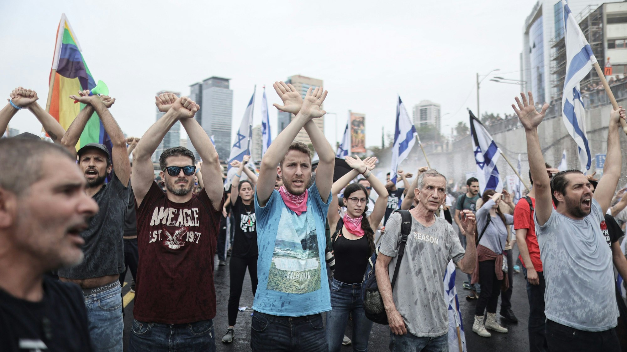 Israelische Demonstranten nehmen an einem Protest gegen die Pläne zur Reformierung des Justizsystems teil.