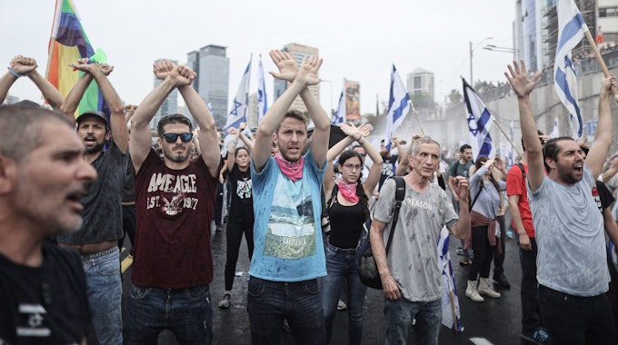 Israelische Demonstranten nehmen an einem Protest gegen die Pläne zur Reformierung des Justizsystems teil.