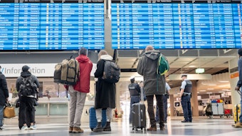 Passagiere informieren sich in der Abflughalle an einer Anzeigetafel. Am Flughafen München findet angesichts der angekündigten Warnstreiks am kommenden Sonntag und Montag kein regulärer Passagier- und Frachtverkehr statt.
