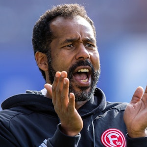 Düsseldorfs Trainer Daniel Thioune feuert seine Spieler an.