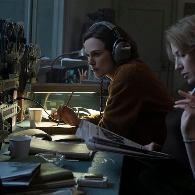 Keira Knightley als Loretta McLaughlin (links) und Carrie Coon als Jean Cole sitzen vor einem Tonbandgerät.
