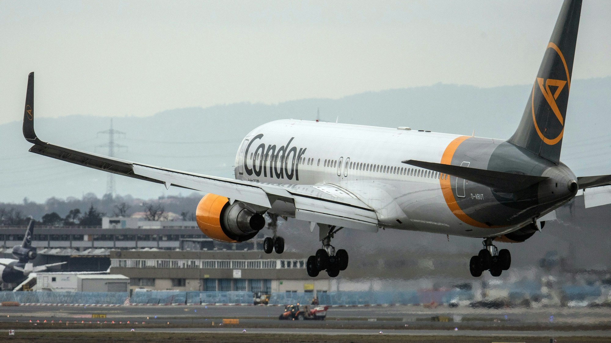 Ein Passagierflugzeug des Ferienfliegers Condor landet am 22. März 2021 auf dem Flughafen in Frankfurt am Main.