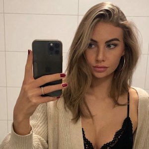 Ex-„Bachelor“-Kandidatin Yasmin Vogt macht ein Selfie vor einem Spiegel.