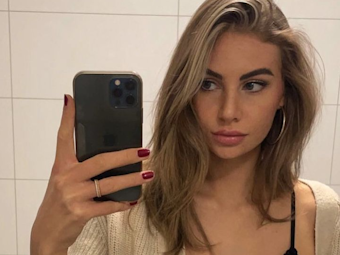 Ex-„Bachelor“-Kandidatin Yasmin Vogt macht ein Selfie vor einem Spiegel.