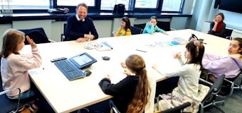 Die Kinder der „Schlossgespenster“ des Museums Morsbroichs (Kunstclub der Kunstvermittlung) trafen sich zum Interview mit OB Uwe Richrath.