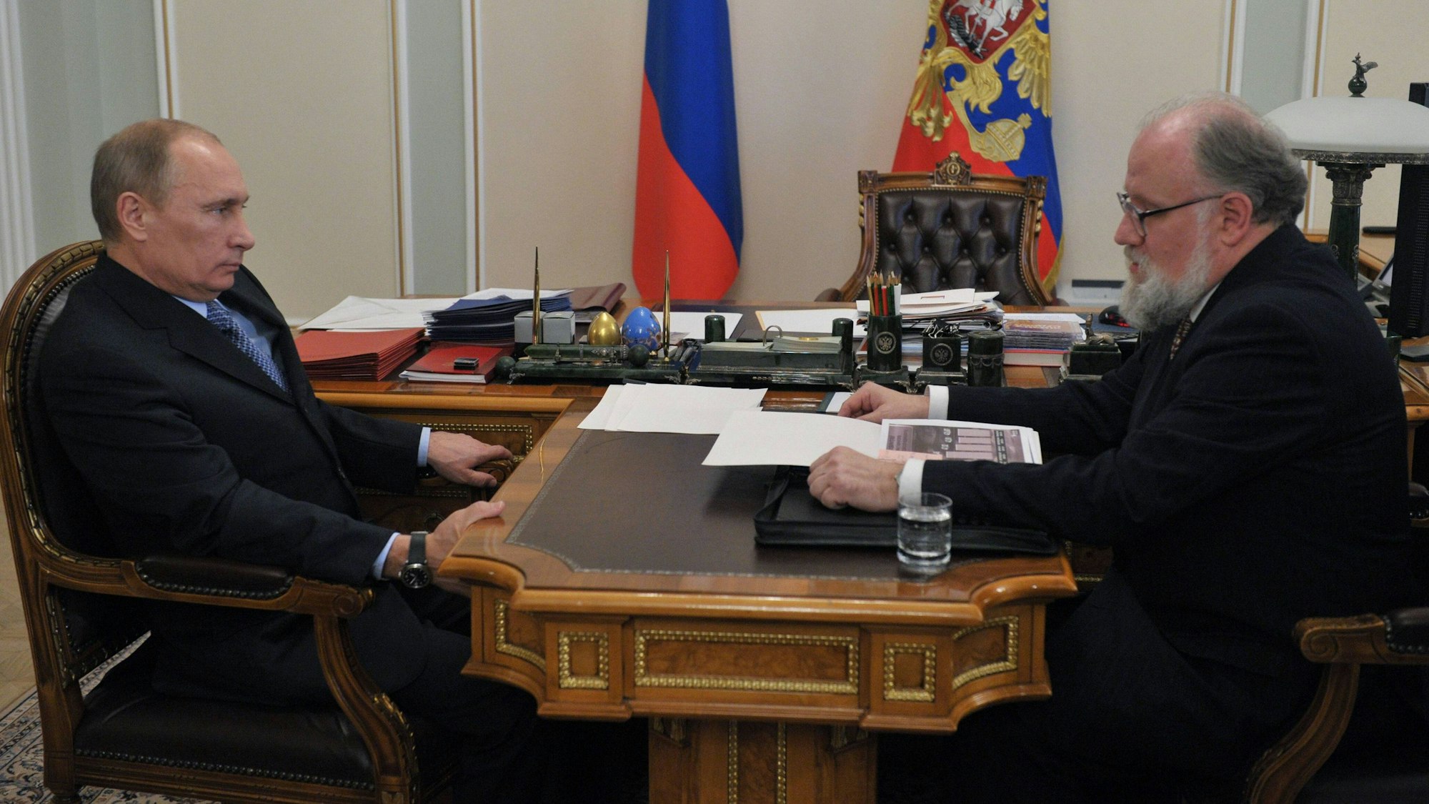 Wladimir Putin im Gespräch mit Wegbegleiter Wladimir Tschurow (Archivbild)