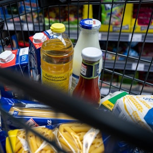 Lebensmittel liegen in einem Supermarkt in einem Einkaufswagen. Symbolfoto vom 2. Juni 2022.