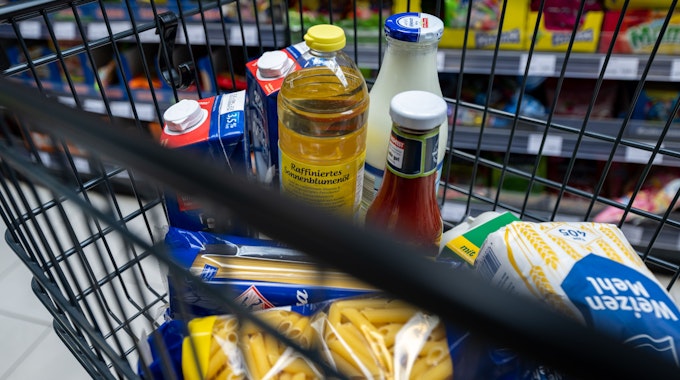 Lebensmittel liegen in einem Supermarkt in einem Einkaufswagen. Symbolfoto vom 2. Juni 2022.