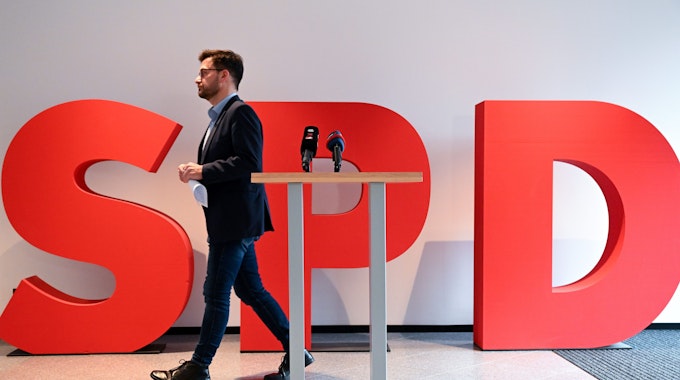 Thomas Kutschaty, Landesvorsitzender der SPD in Nordrhein-Westfalen, geht nach einem Statement im Johannes-Rau-Haus. Der nordrhein-westfälische SPD-Parteichef Thomas Kutschaty ist zurückgetreten.&nbsp;