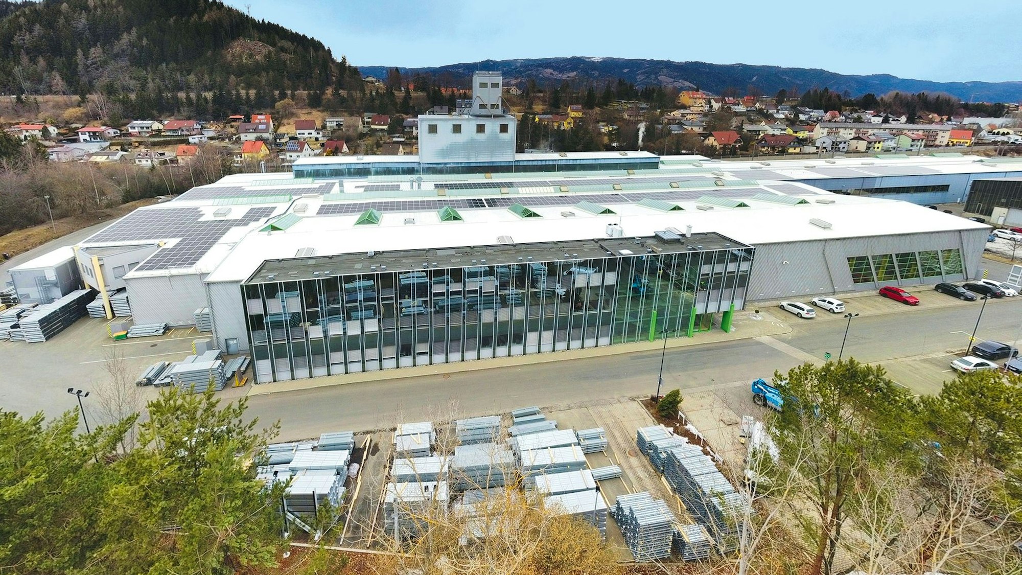 Blick aus erhöhter Perspektive auf das Wuppermann-Werk in Judenburg, Steiermark
