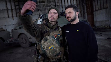 tWolodymyr Selenskyj und ein Soldat machen ein Foto nach einer Auszeichnungszeremonie in einer Stellung in der Nähe von Bakhmut.