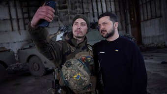 tWolodymyr Selenskyj und ein Soldat machen ein Foto nach einer Auszeichnungszeremonie in einer Stellung in der Nähe von Bakhmut.