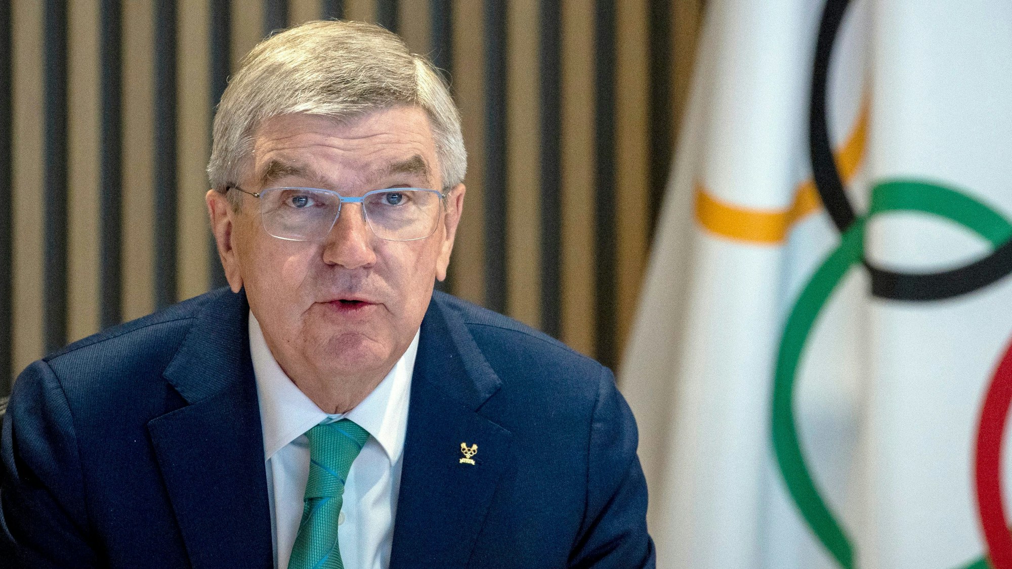 IOC-Präsident Thomas Bach sieht in der Ferne