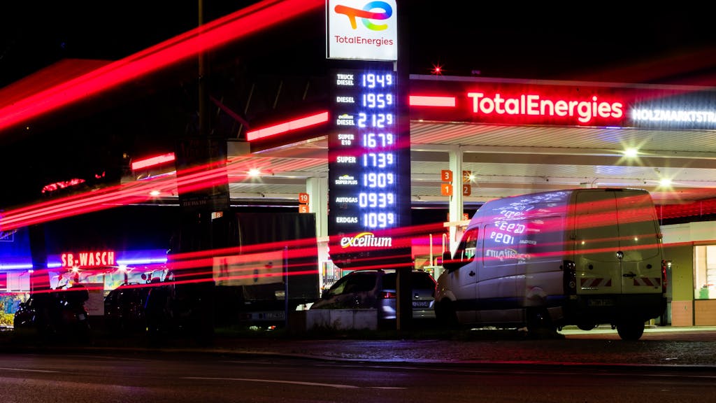 Eine Berliner Total-Energies-Tankstelle an der Holzmarktstraße weist gegen 2 Uhr morgens noch keine erhöhten Preise aus.&nbsp;