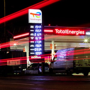 Eine Berliner Total-Energies-Tankstelle an der Holzmarktstraße weist gegen 2 Uhr morgens noch keine erhöhten Preise aus.