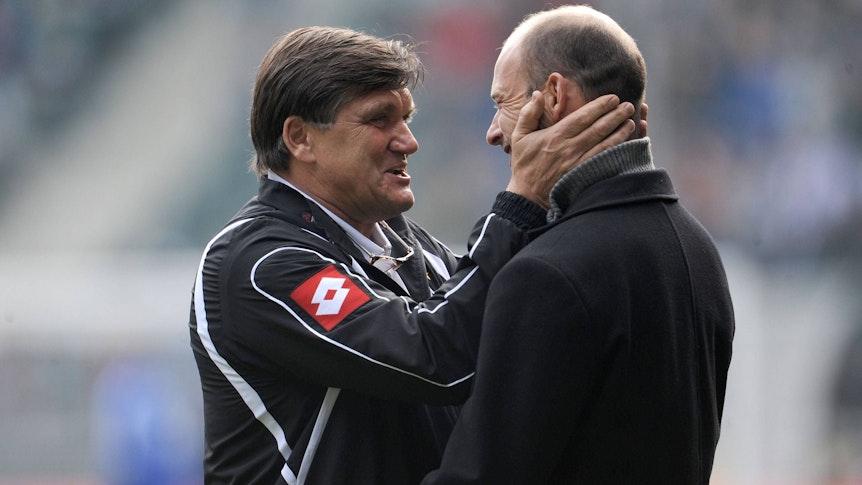 Hans Meyer (l.) ist seit 2011 Präsidiumsmitglied bei Borussia Mönchengladbach, zuvor trainierte er unter anderem von 1996 bis 1999 Twente Enschede. Das Foto zeigt Meyer am 7. März 2009 mit Ex-Gladbach-Torjäger Arie van Lent.