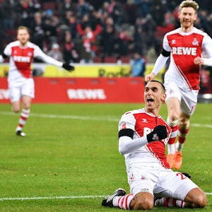 Ellyes Skhiri bejubelt auf Knien rutschend ein Tor für den 1. FC Köln, hinter ihm kommt Florian Kainz dazu.