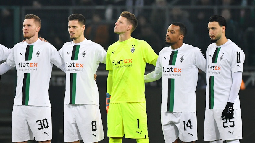 Jonas Omlin (M.) ist seit Januar 2023 Stamm-Torhüter bei Borussia Mönchengladbach. Das Foto zeigt ihn gemeinsam mit Nico Elvedi, Julian Weigl, Alassane Plea und Ramy Bensebaini (v.l.n.r.) vor seinem Debüt am 22. Januar 2023 vor dem Bundesliga-Spiel gegen Bayer Leverkusen.
