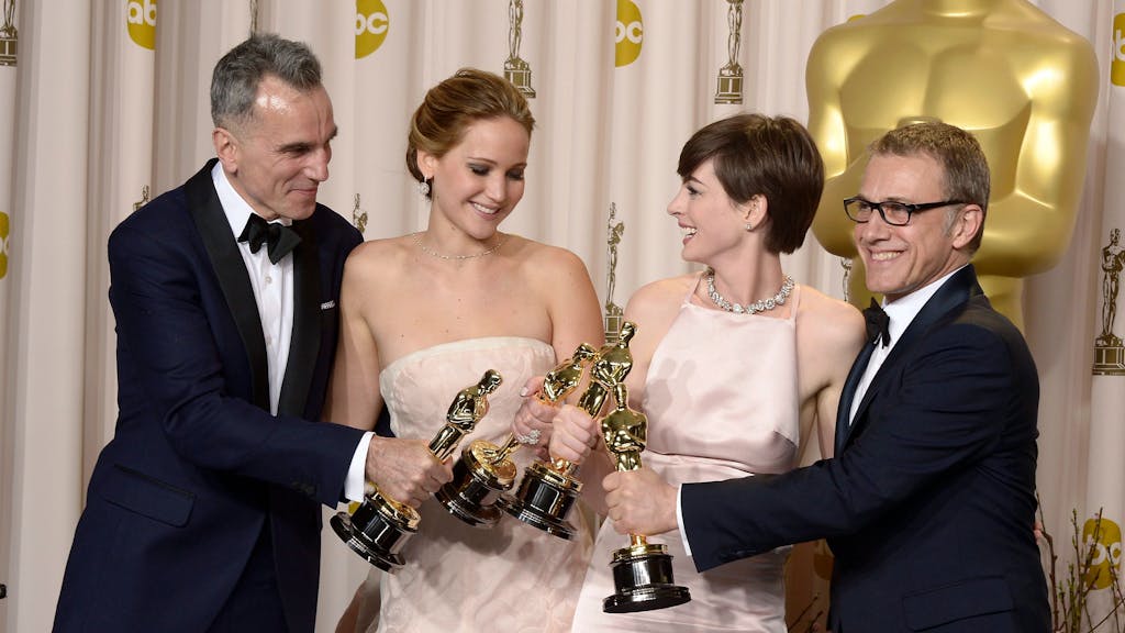 Daniel Day-Lewis, Jennifer Lawrence, Anne Hathaway und Christophe Waltz mit ihrem Oscar bei den 85. Academy Awards im Dolby Theatre in Hollywood am 24. Februar 2013.