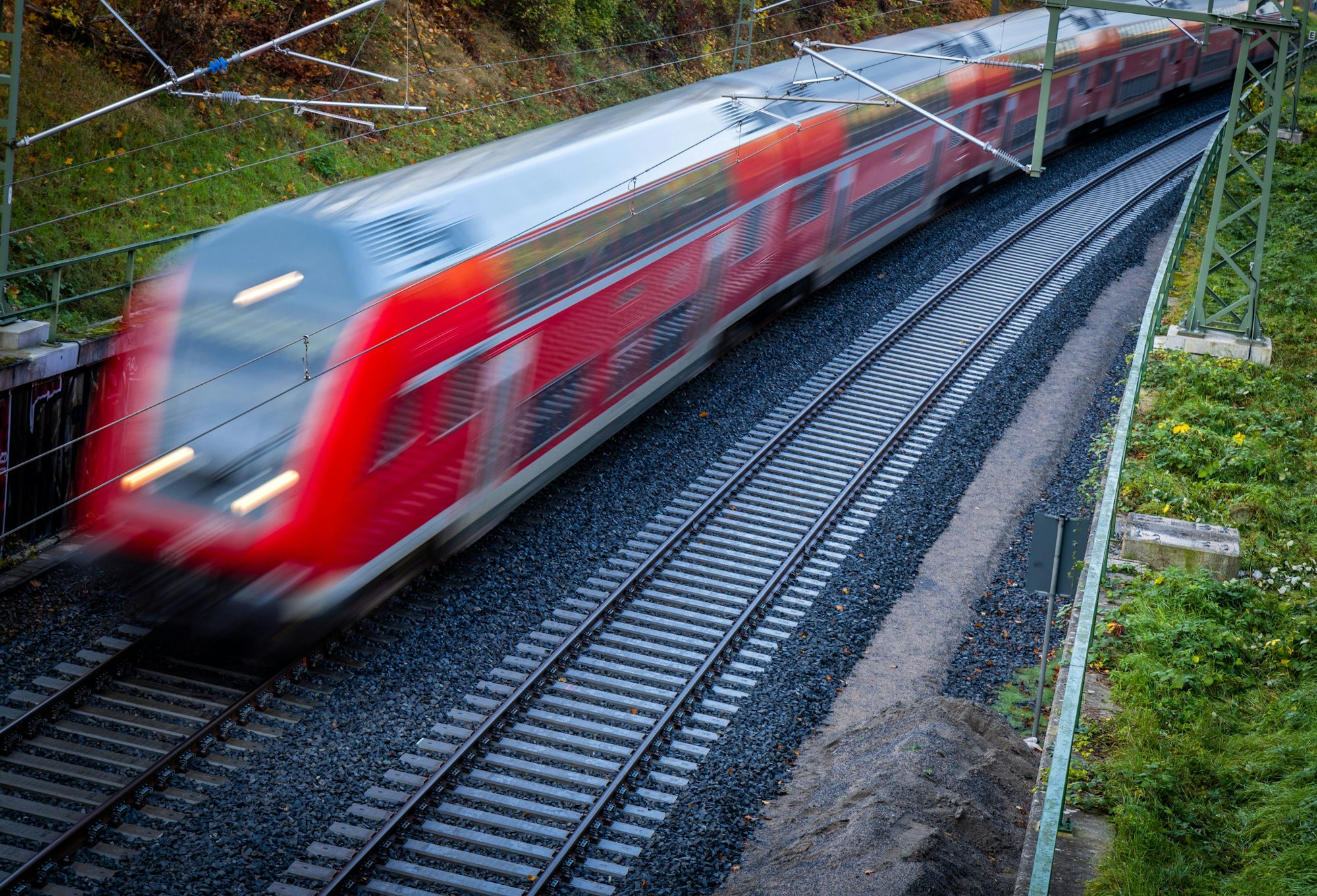 Ein Nahverkehrszug fährt über die neu gebaute Bahnstrecke zum Schweriner Hauptbahnhof (Aufnahme mit langer Belichtungszeit). Symbolfoto vom 28.10.2022.
