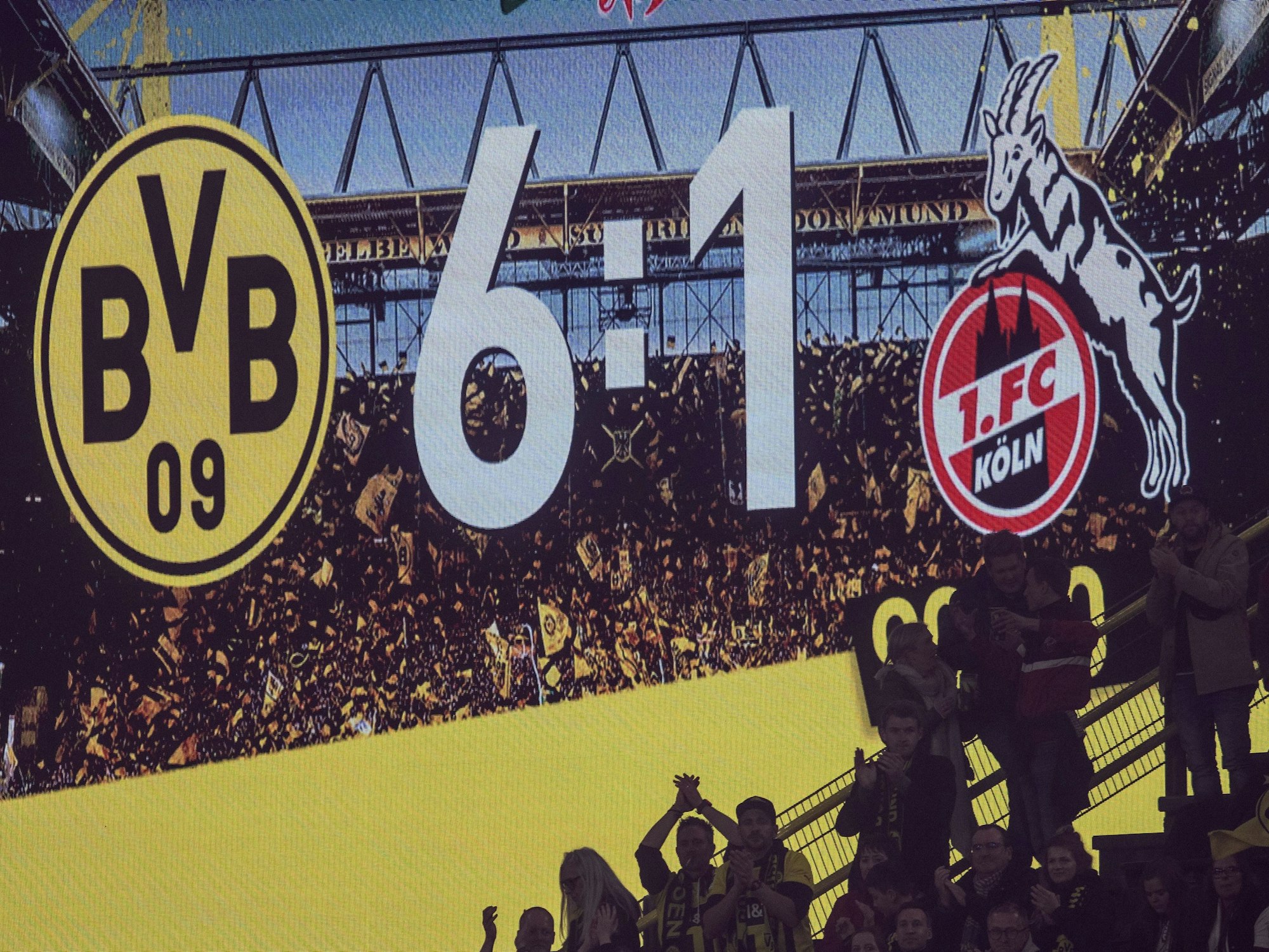 Das Endergebnis von 6:1 ist im Spiel zwischen Borussia Dortmund und dem 1. FC Köln auf der Anzeigetafel zu sehen. 