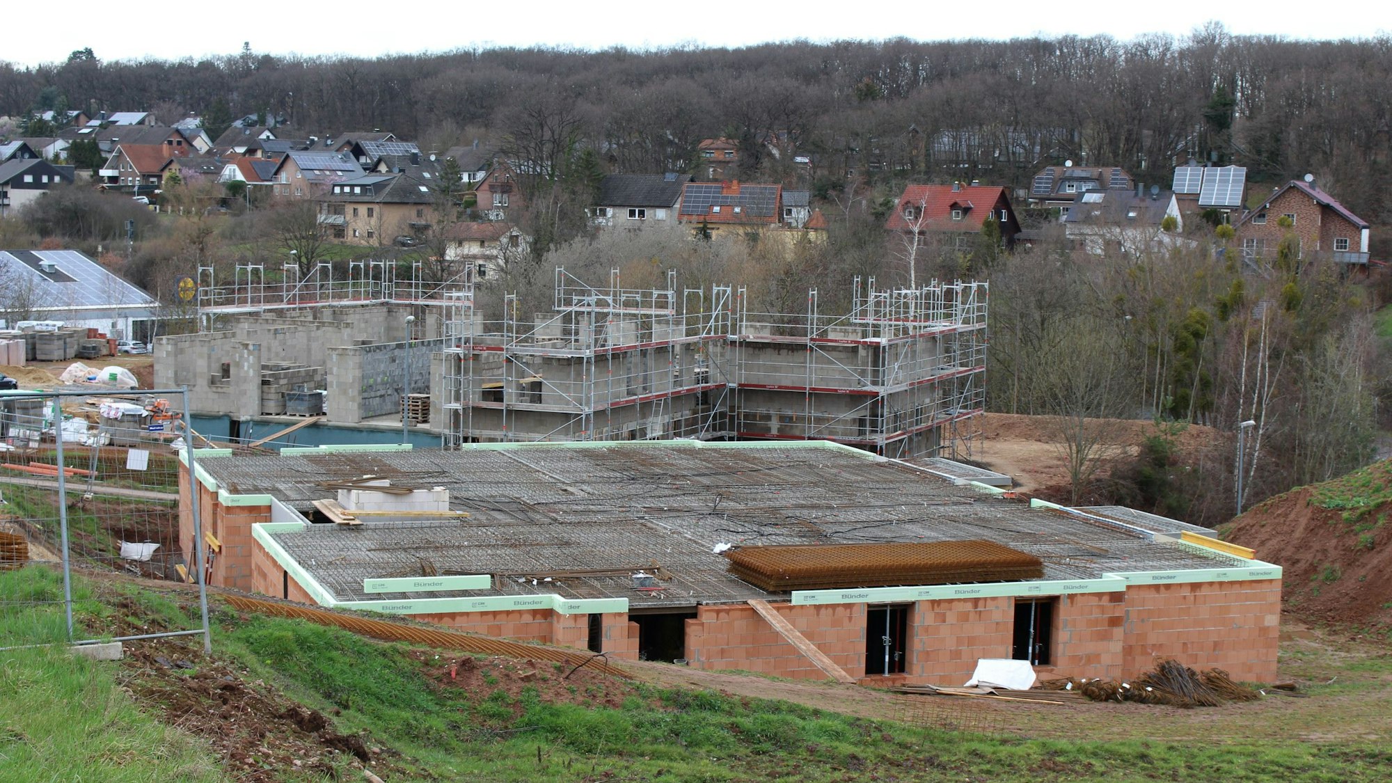 An diesen beiden Baustellen in Mechernich entstehen Mehrfamilienhäuser.
