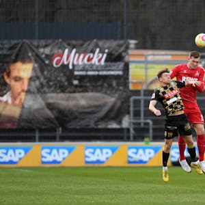 Kölner Luca Kilian im Zweikampf während des Benefizspiels „Mucki Banach unvergessen“.