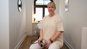 Annika Steinforth trägt weiße Kleidung und sitzt in ihrer Praxis im Belgischen Viertel in Köln.