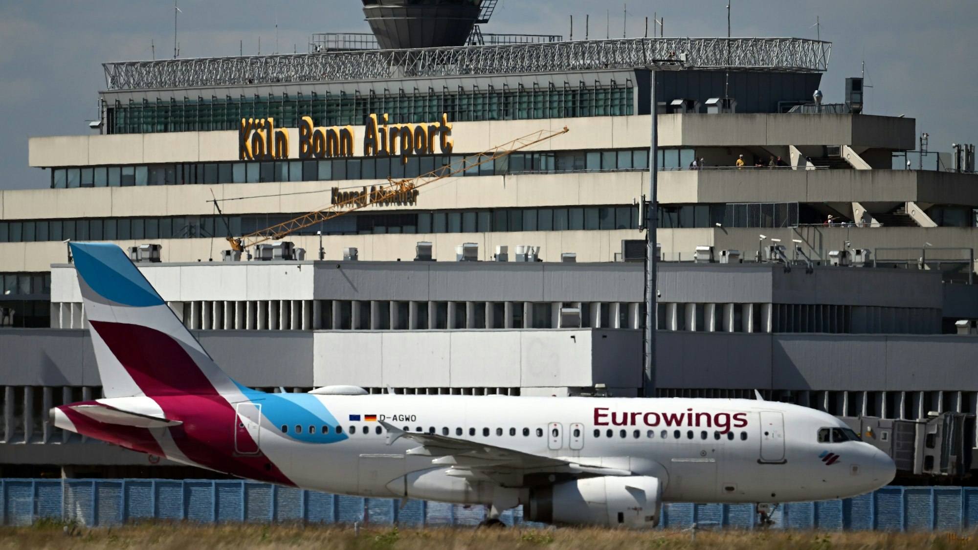 Ein Airbus A320 der Eurowings landet auf dem Konrad-Adenauer-Flughafen Köln-Bonn.